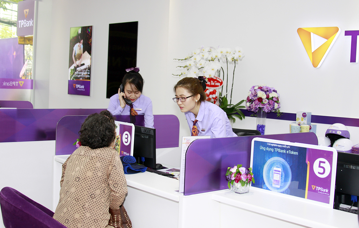 TPBank tăng cường trải nghiệm ngân hàng số tại các điểm giao dịch mới khai trương